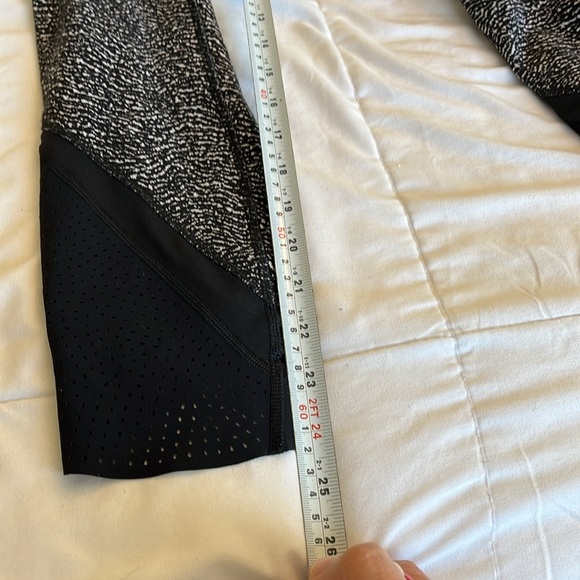 Lululemon Wunder Under
High-rise Black and White Size 6 - Picture 13 of 15